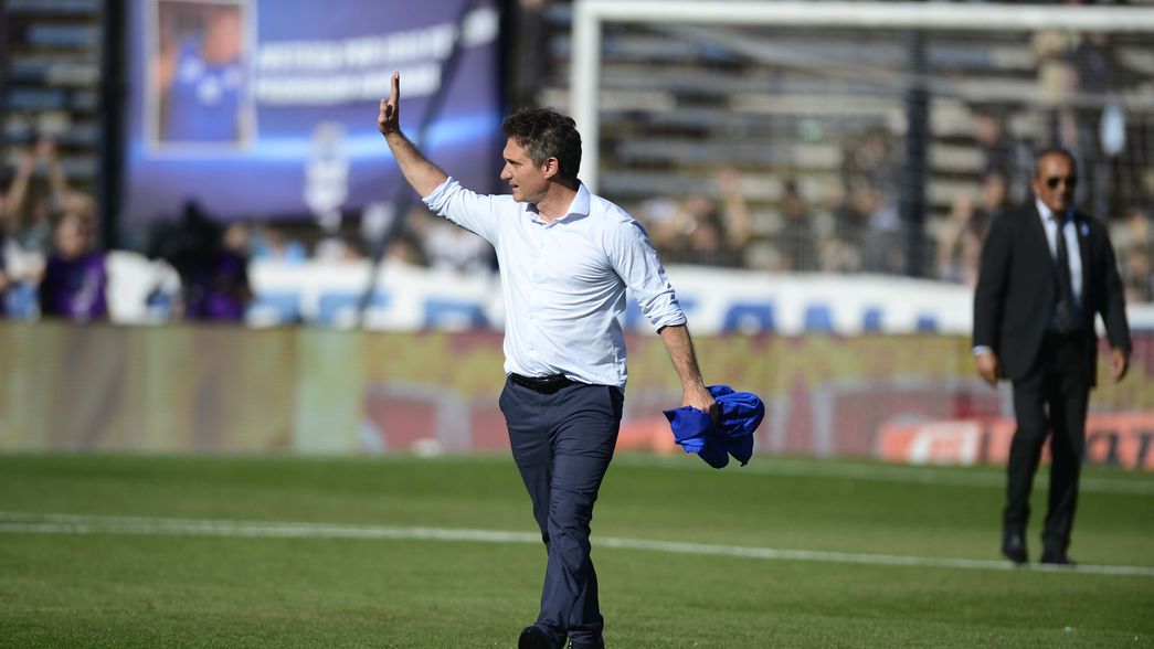 El cálido recibimiento de la hinchada del Lobo a Guillermo Barros Schelotto