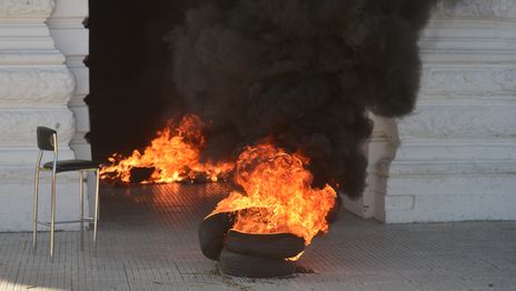 Buscan crear un protocolo antipiquetes en La Plata y que los manifestantes paguen los destrozos