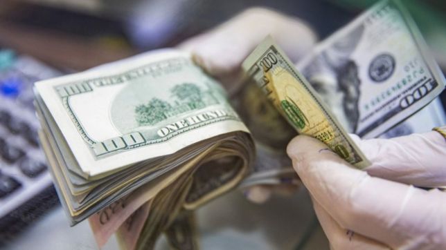 el dolar blue alcanzo su maximo historico: cotiza a $302 para la compra