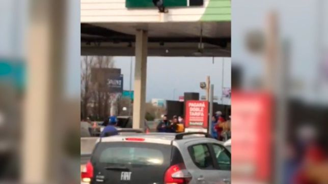 video: tension y piedrazos en la autopista la plata-buenos aires