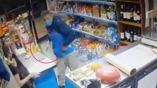 video: simulo ser cliente y asalto a la empleada de un almacen de berisso con un cuchillo