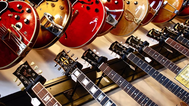de guitarras y violines a amplificadores y pedaleras: ¿que liquida la casa de musica que cierra y a que precios?