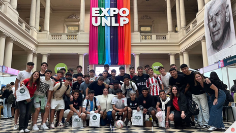 Un grupo de juveniles de Estudiantes recorrió la Expo UNLP