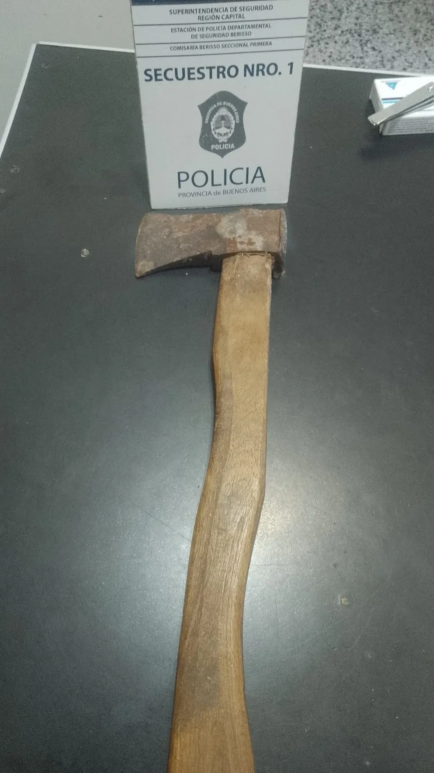 El hacha con el que el joven de 27 años atacó al patrullero estacionado frente a la comisaría Primera de Berisso.