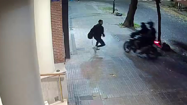 el increible escape de un joven que se vio rodeado por los ladrones en pleno centro de la plata