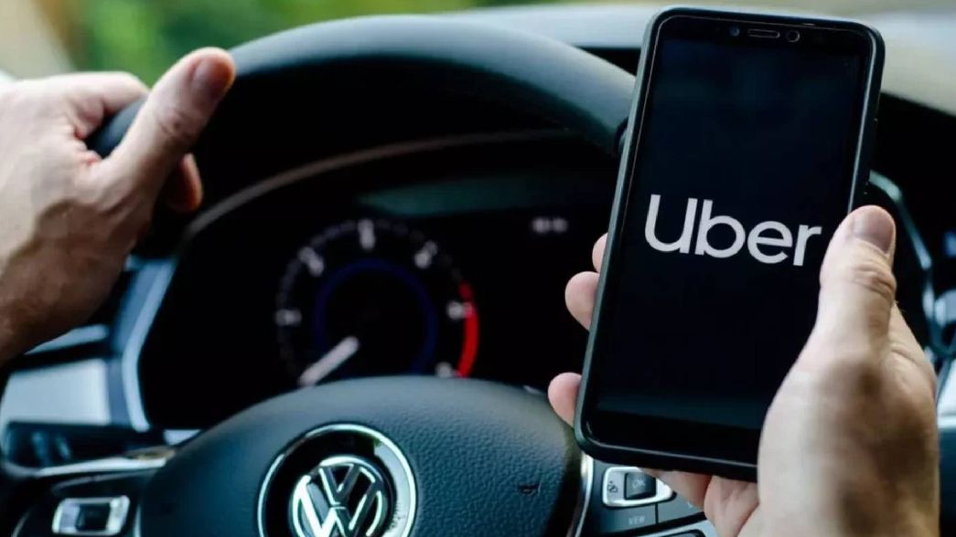 Un usuario de Uber le tendió una trampa al chofer y le robó el auto