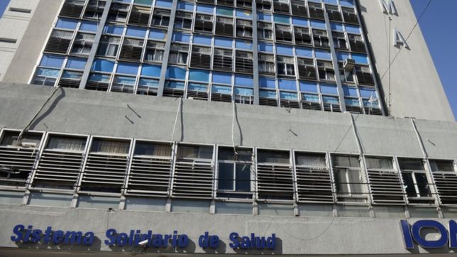 vidal se va de la provincia con los afiliados de ioma platenses sin atencion medica