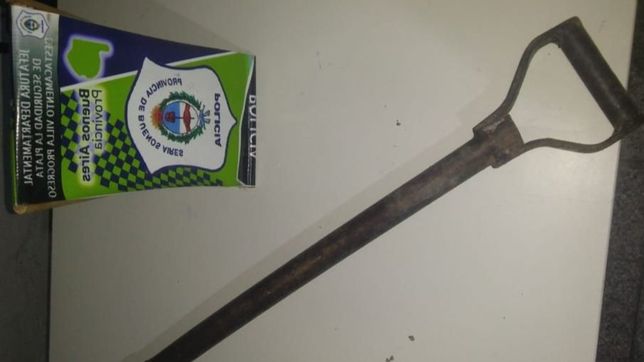 un joven tuvo un ataque de furia, golpeo a su mama con una pala y se enfrento a la policia