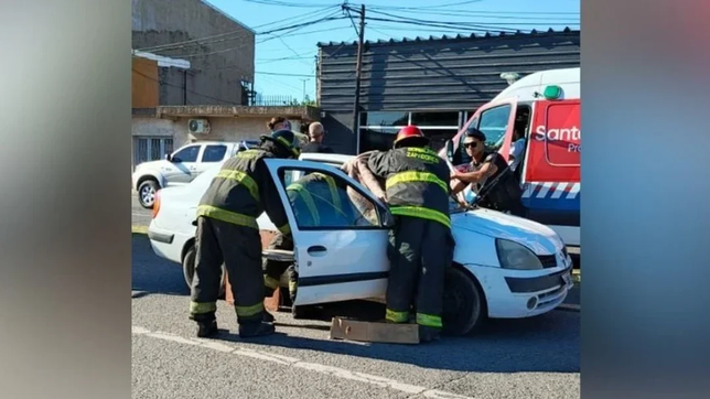 un ciclista de 14 anos choco con un auto y termino incrustado en el parabrisas