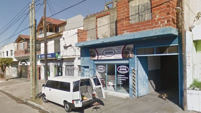 por proteger a un perro, se incrusto con el auto en un taller mecanico