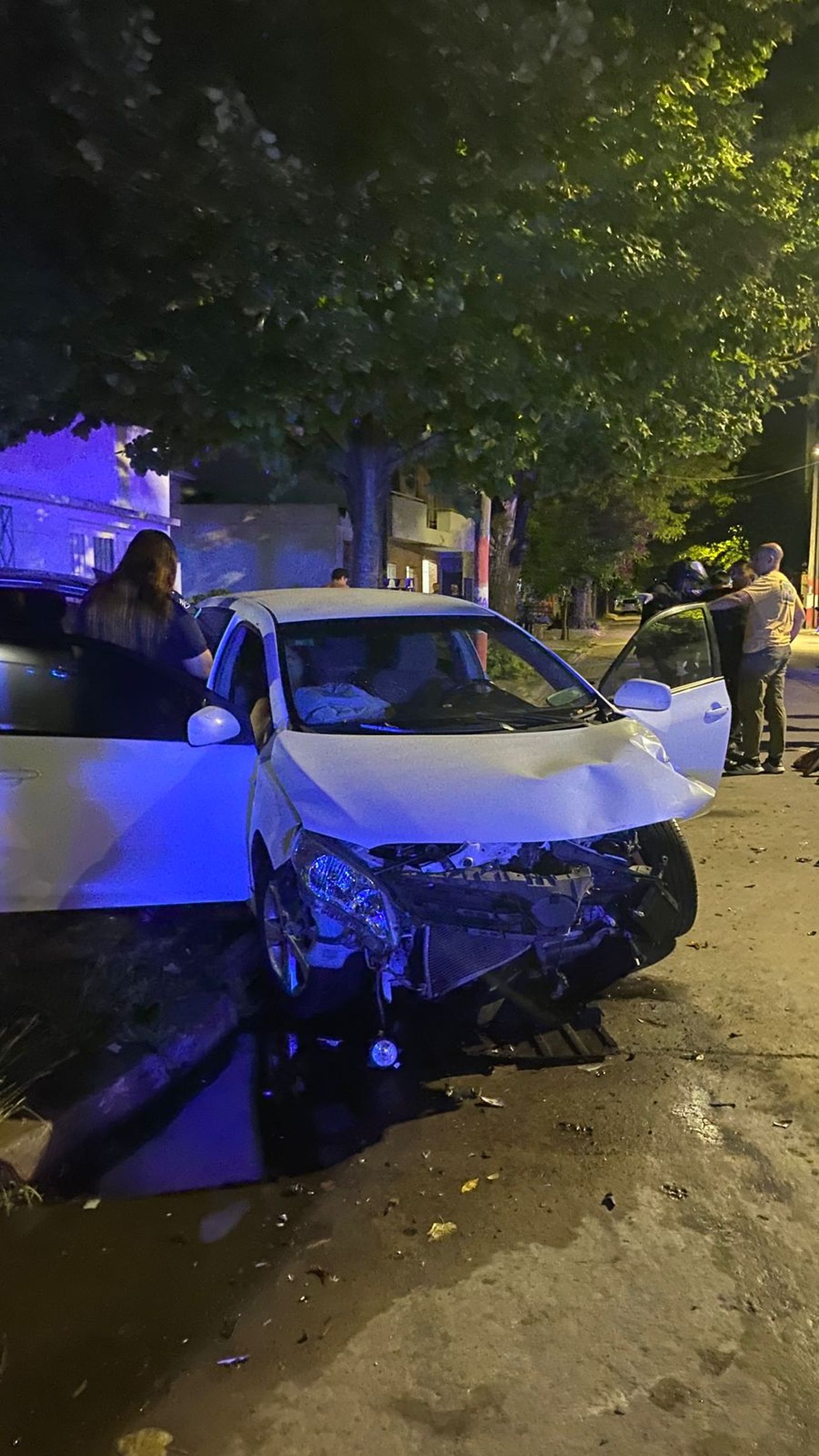 Dos autos quedaron involucrados en el fuerte choque en La Plata tras la persecución policial