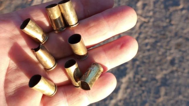 investigan un ataque a tiros contra una casa de villa elvira con sello mafioso