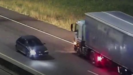 Auto en contramano por la Autopista.jpg