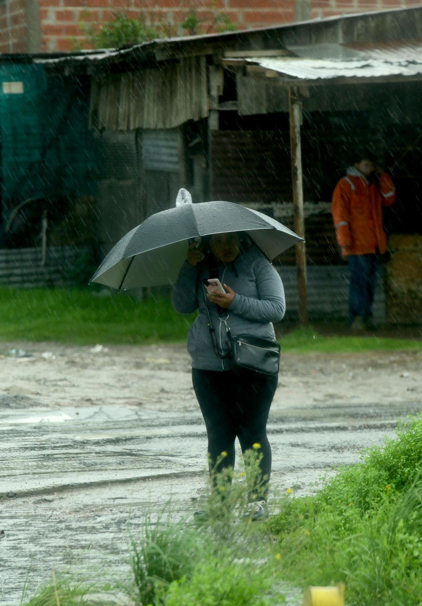Recomiendan precauci&oacute;n por posible ca&iacute;da de granizo, fuertes vientos y calles anegadas