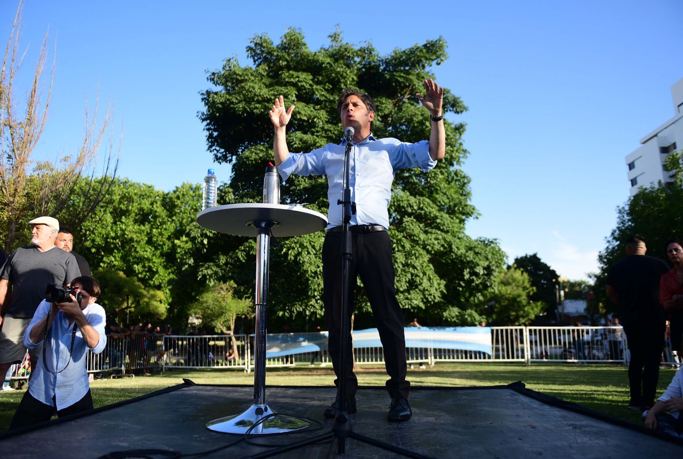 Axel Kicillof volvi&oacute; a elegir la plaza Islas Malvinas para retomar las tradicionales "mateadas" con vecinos y vecinas.