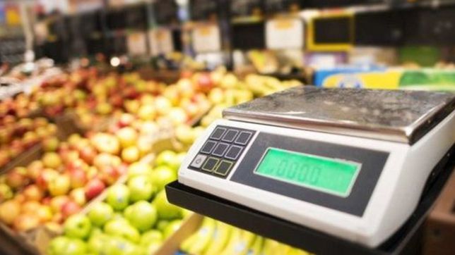 una por una, las ofertas en pan, carne, verdura y productos de almacen del mercado central