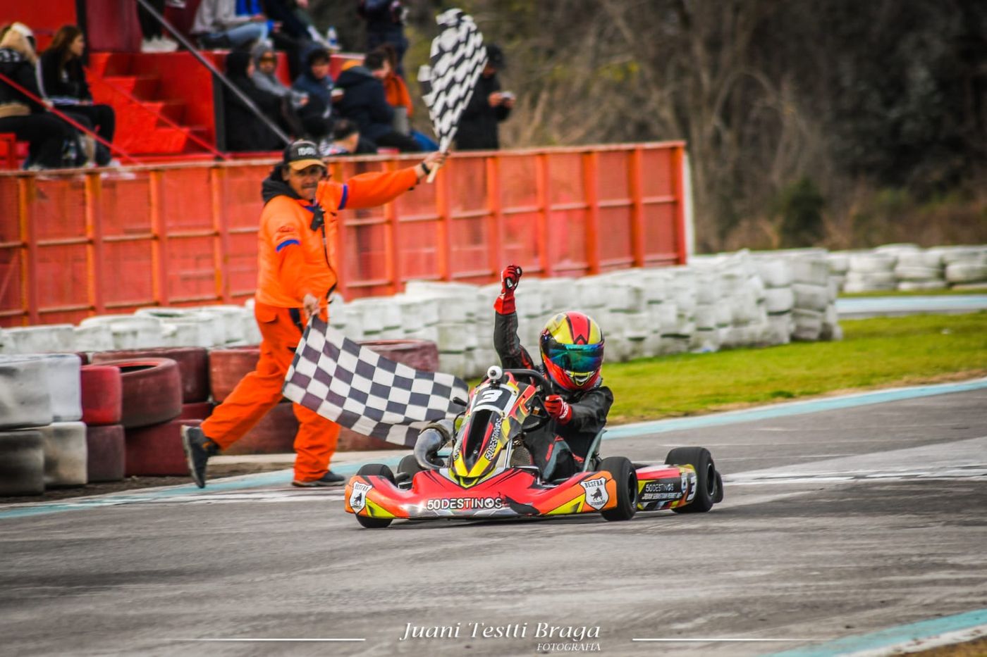 Juan Sebastián Perret es un piloto de karting de La Plata que quiere manejar un monoplaza de fórmula.