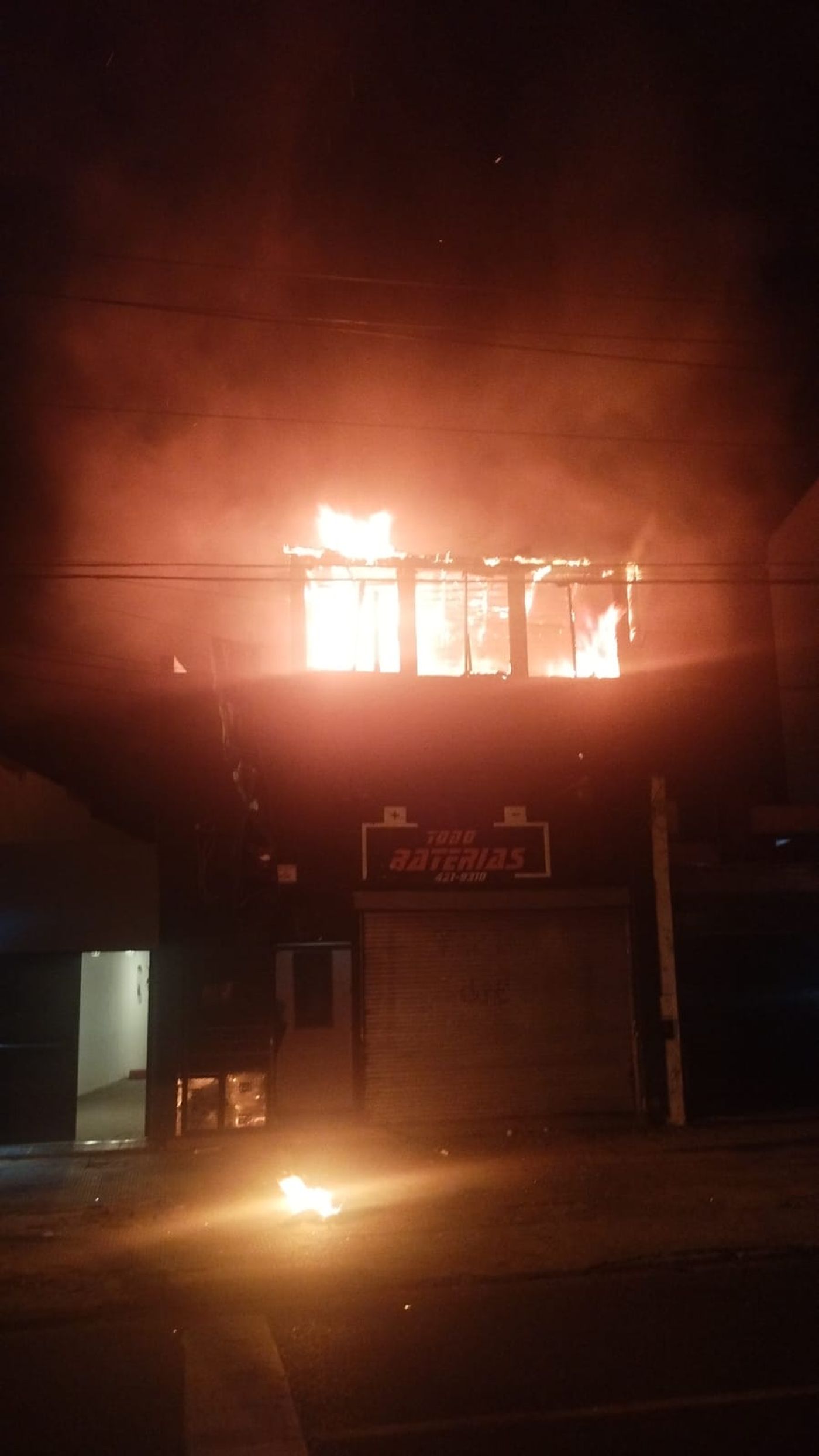 La habitación quedó completamente destruida. Los bomberos de Berisso trabajaron por una hora.