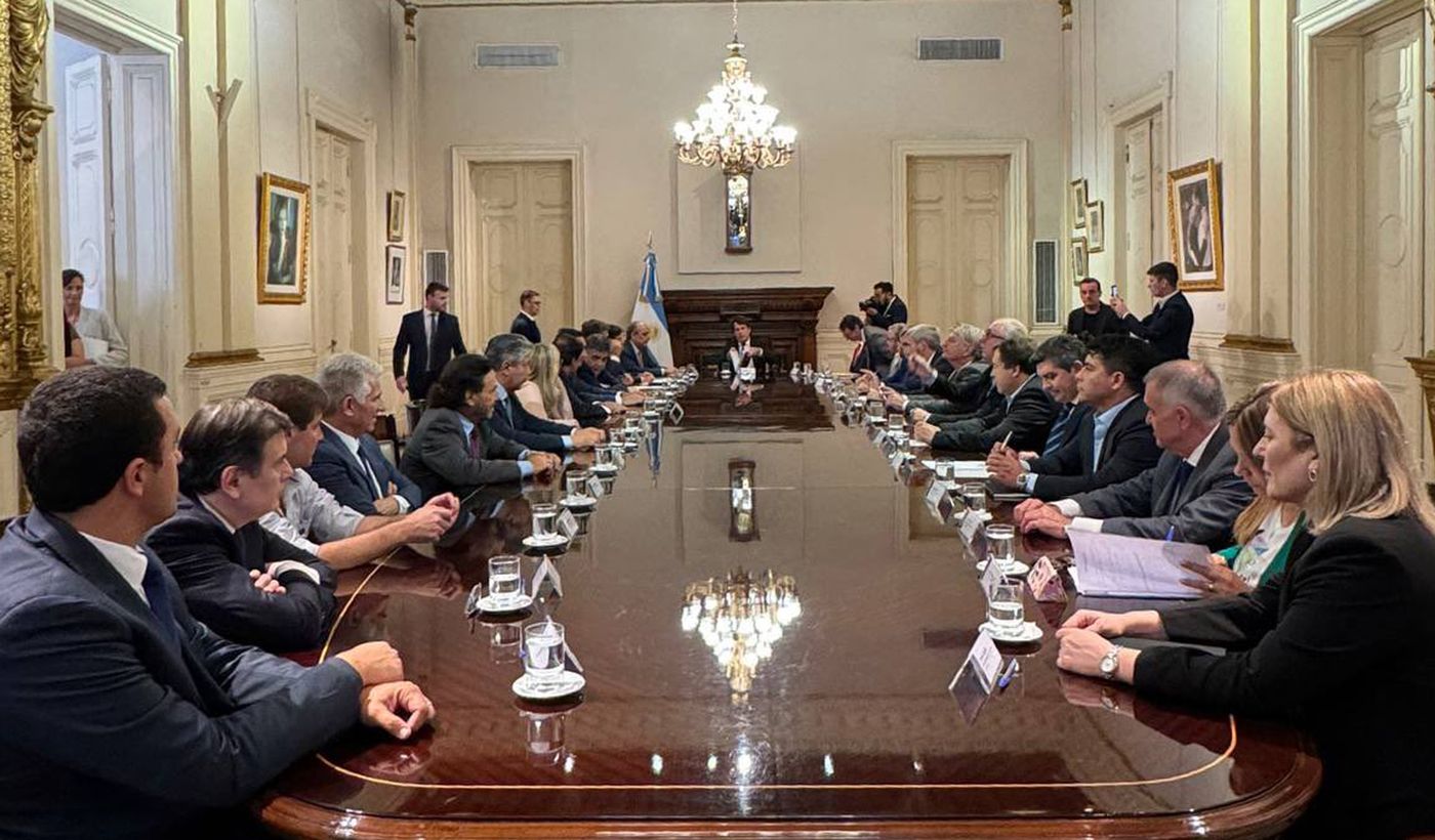 Gobernadores con Posse en Casa Rosada.jpg