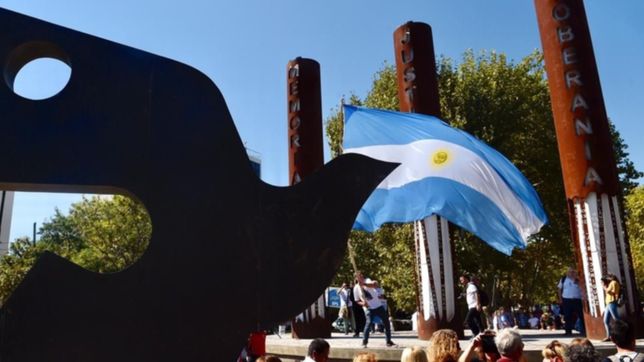 viajes a malvinas, un monumento y un cargo: se reaviva la polemica entre ex combatientes en la plata