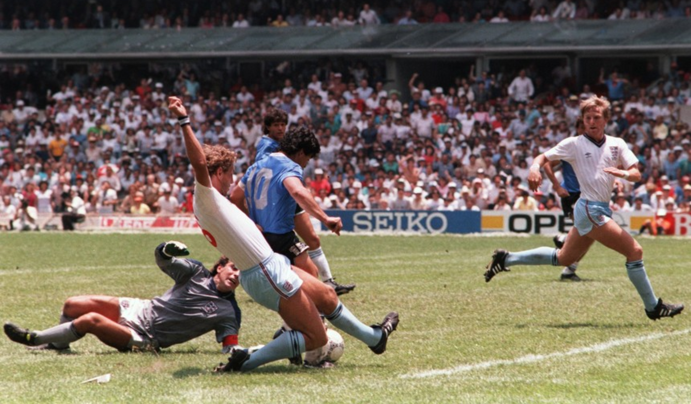 Diego Maradona marcando el 