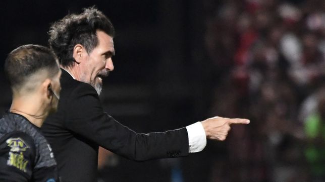 dominguez exploto contra el arbitro: se quejo por la falta de pelotas y el tiempo que hizo barracas