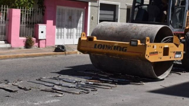 con una aplanadora, compactaron mas de 100 ruidosos canos de escape libres