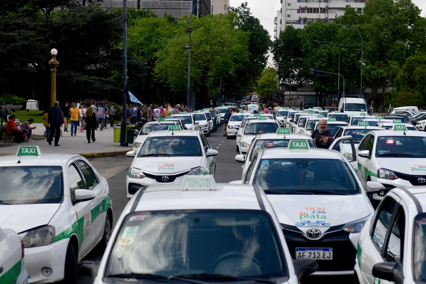 La movilización de taxistas de La Plata llegó hasta la Municipalidad