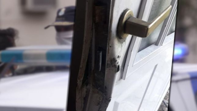 destrozaron la puerta de una casa de la plata, la desvalijaron y escaparon