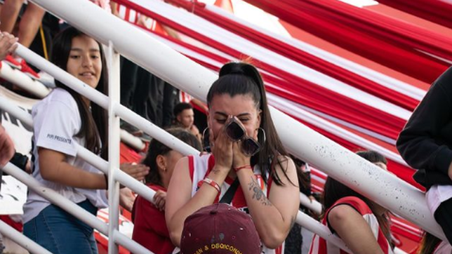 un hincha de estudiantes le pidio casamiento a su pareja en el clasico platense