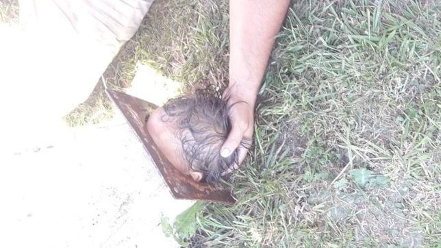 dramatico operativo para rescatar a un nene atrapado en la campana de una parrilla