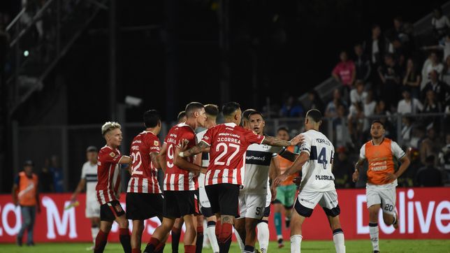 los jugadores de gimnasia y estudiantes se agarraron en el final de un clasico caliente