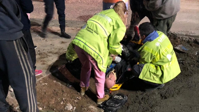 un motociclista no vio un bache en una avenida de la plata, cayo y termino internado