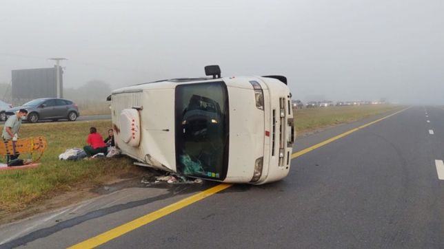 tension en ruta 2: volco una camioneta con una familia que volvia de la costa