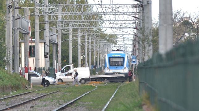 la policia salvo a una chica de las vias del tren roca en villa castells