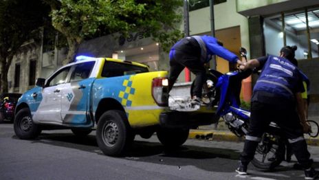 Escapes adulterados, falta de casco y sin patente: secuestraron 25 motos en La Plata