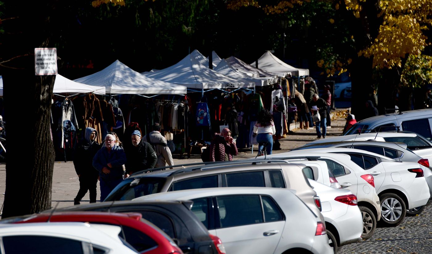 Frío en La Plata Plaza Italia manteros.JPG