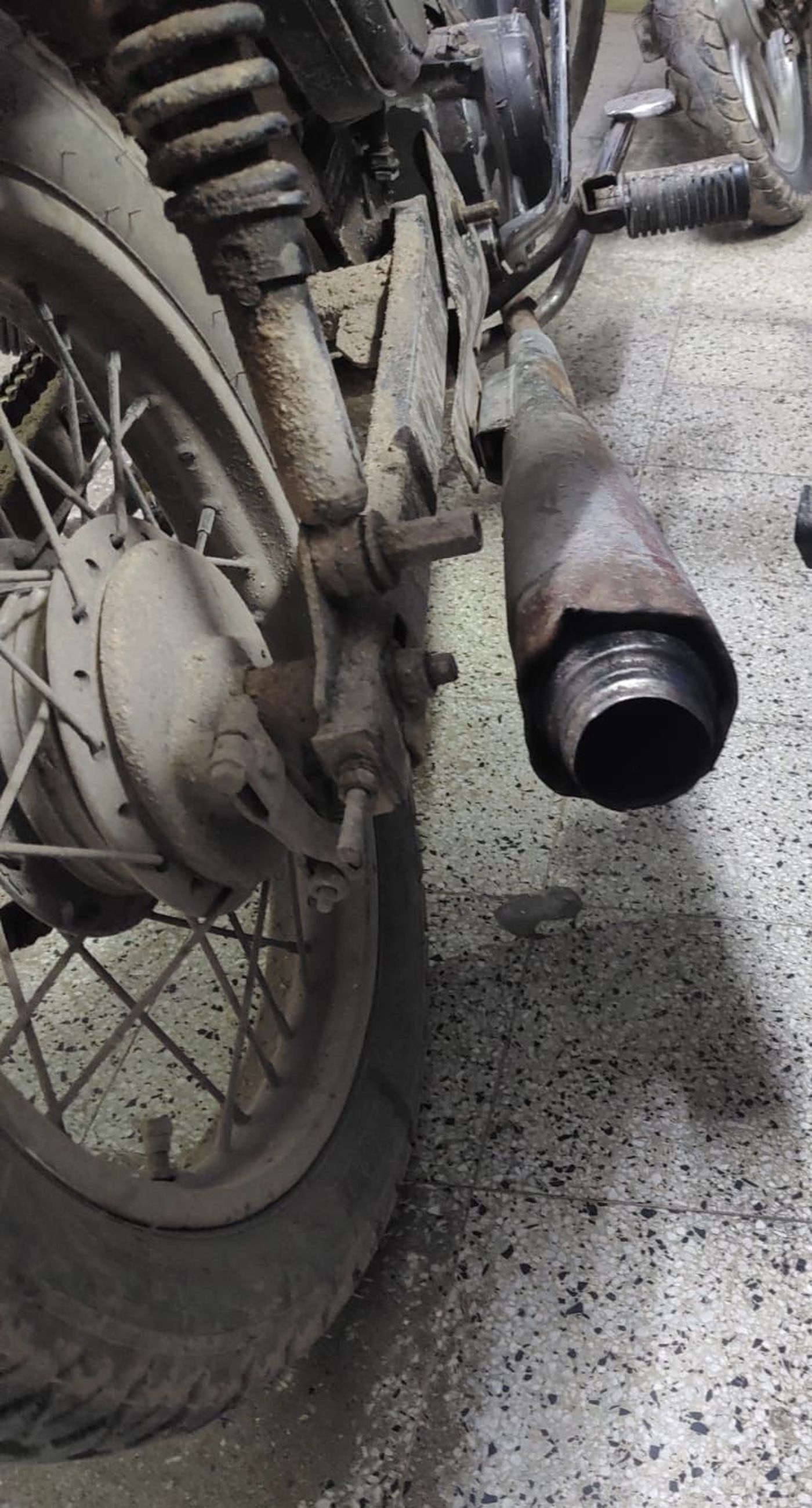 La moto secuestrada en Berisso tenía un termo en lugar del caño de escape