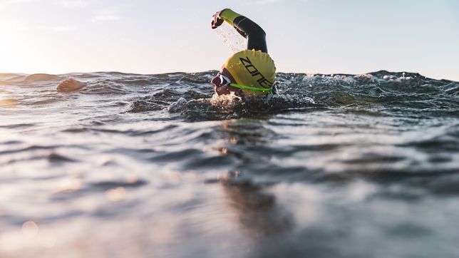 dos uruguayos intentan cruzar el rio de la plata y se espera su llegada en punta lara