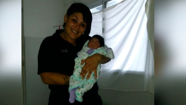 distinguieron a la policia que ayudo a dar a luz a una beba en el hospital de melchor romero