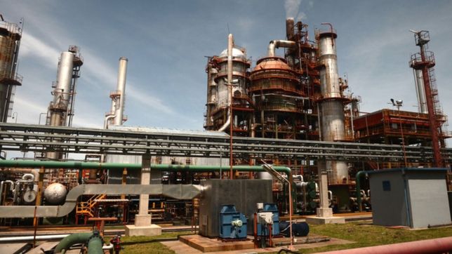 conmocion en ensenada: encontraron muerto a un operario en la planta de ypf