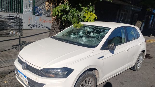 frenaron de golpe, choco y le destrozo el parabrisas con una llave