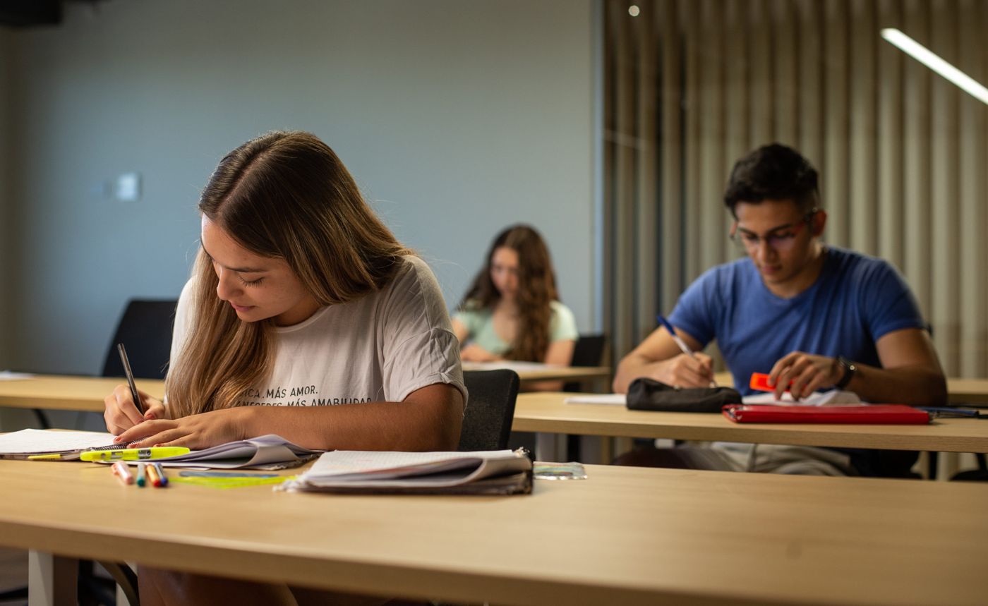 Universidad estudiante aula salón curso.jpg
