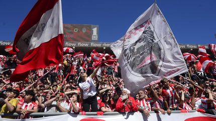 La foto especial de la familia de Domínguez con los hinchas del Pincha antes del clásico