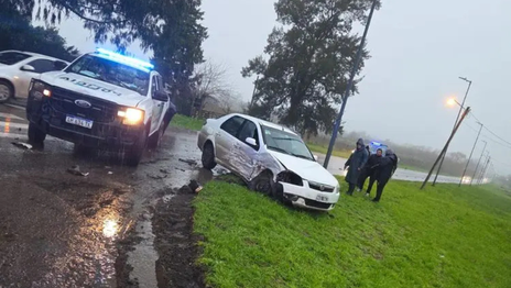 Un violento choque entre dos autos dejó tres personas heridas en La Plata