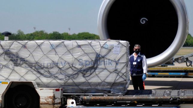parte a rusia el avion que volvera con 300 mil vacunas de la segunda dosis de la sputnik v