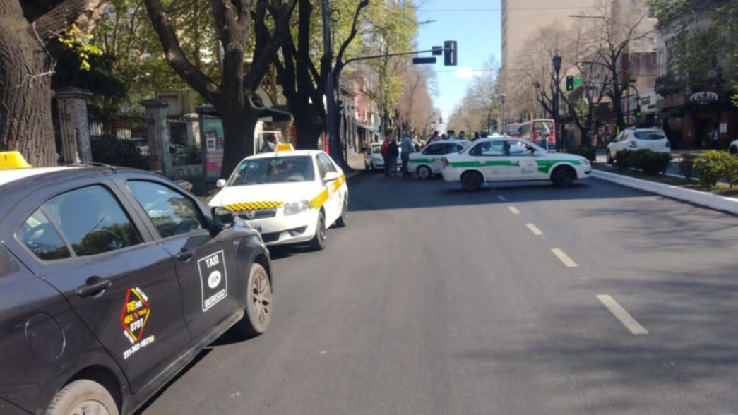 El dueño de un taxi golpeó a un chofer y los conductores lanzaron una sorpresiva protesta