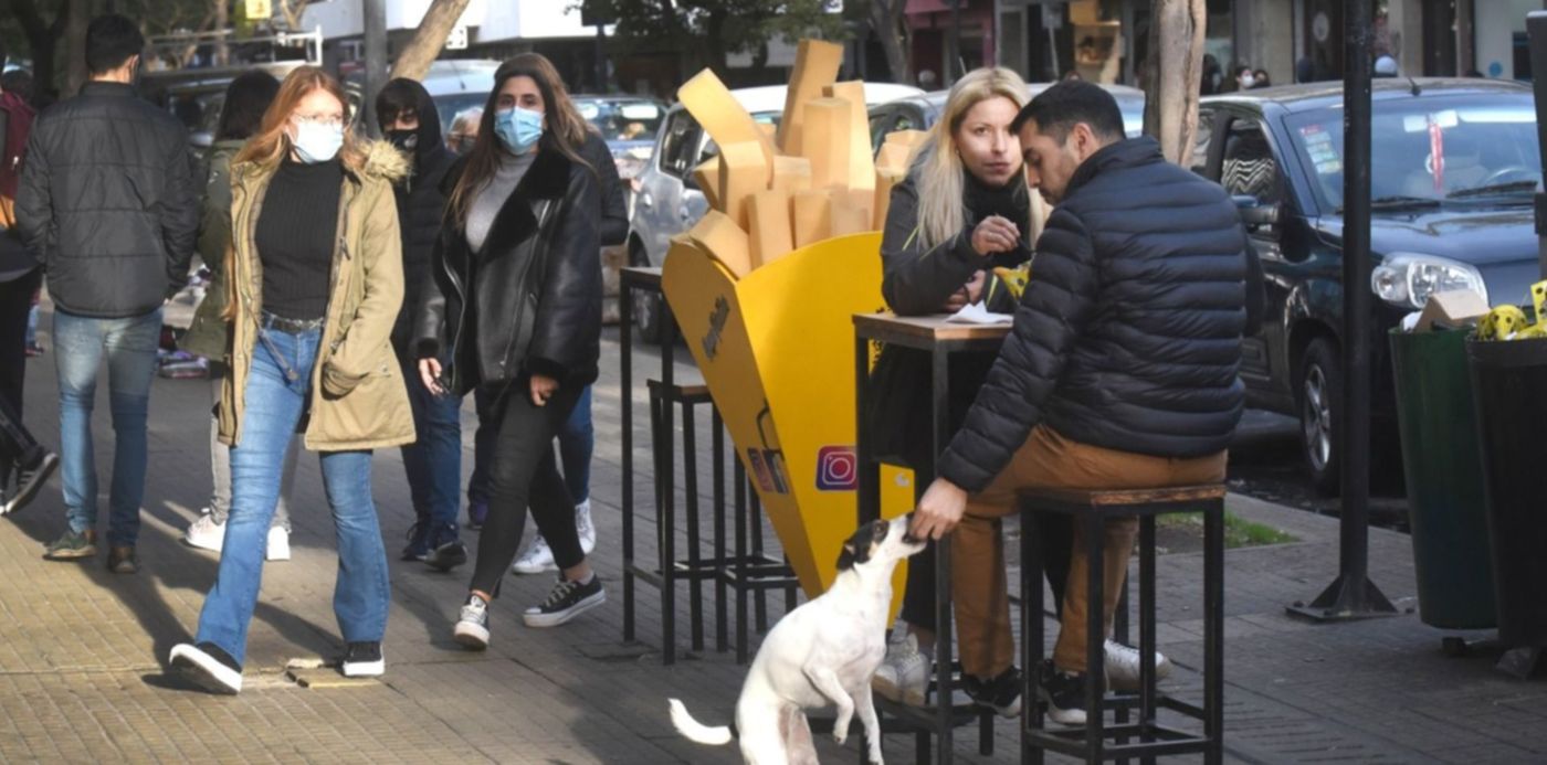 calles de La Plata con gente con barbijo en pandemia de coronavirus cuarentena aislamiento