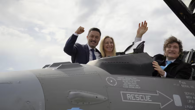 milei exhibio los nuevos f-16 y apunto al kirchnerismo por la soberania