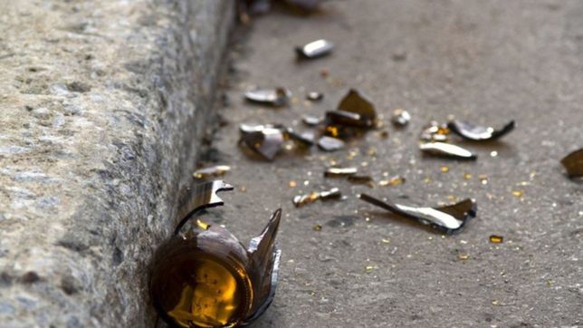 batalla campal en berisso: botellazos, piedrazos y tiros a la salida de una fiesta